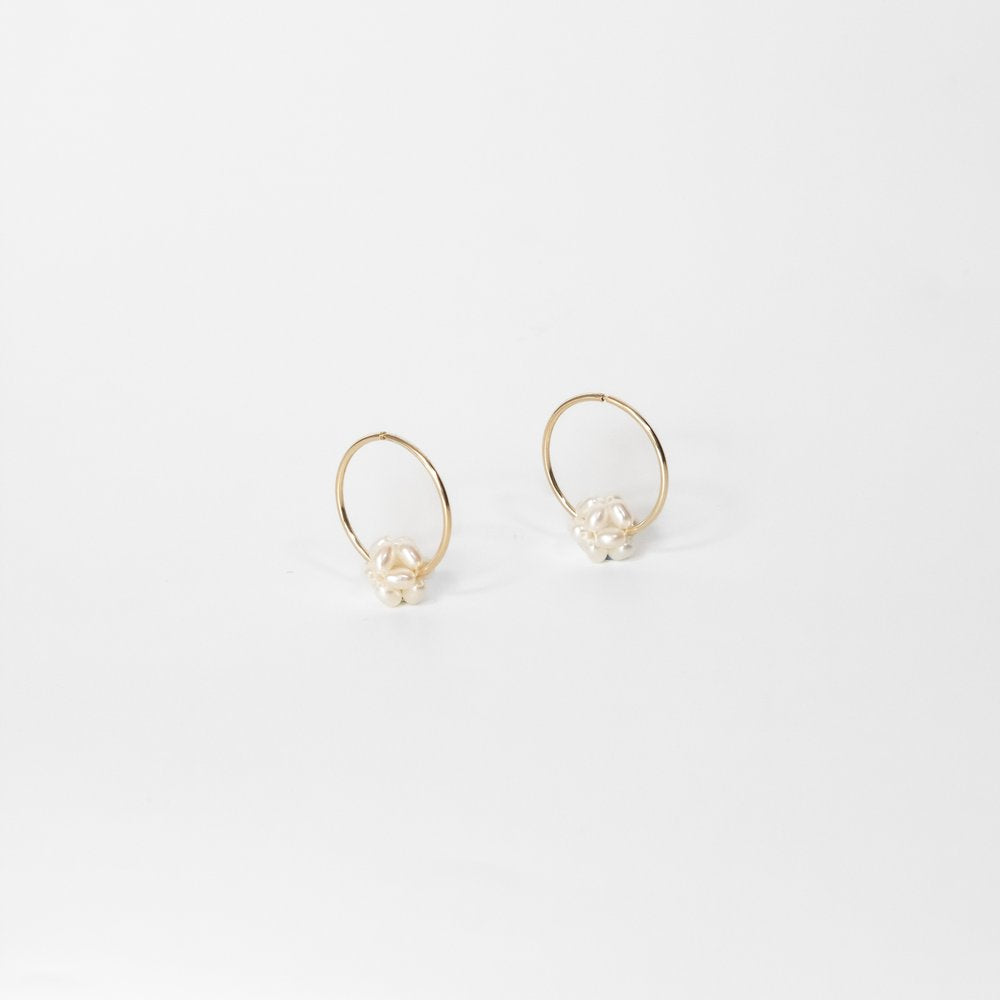 SOPHIE STRINGS PEARLS - POM POM HOOP
